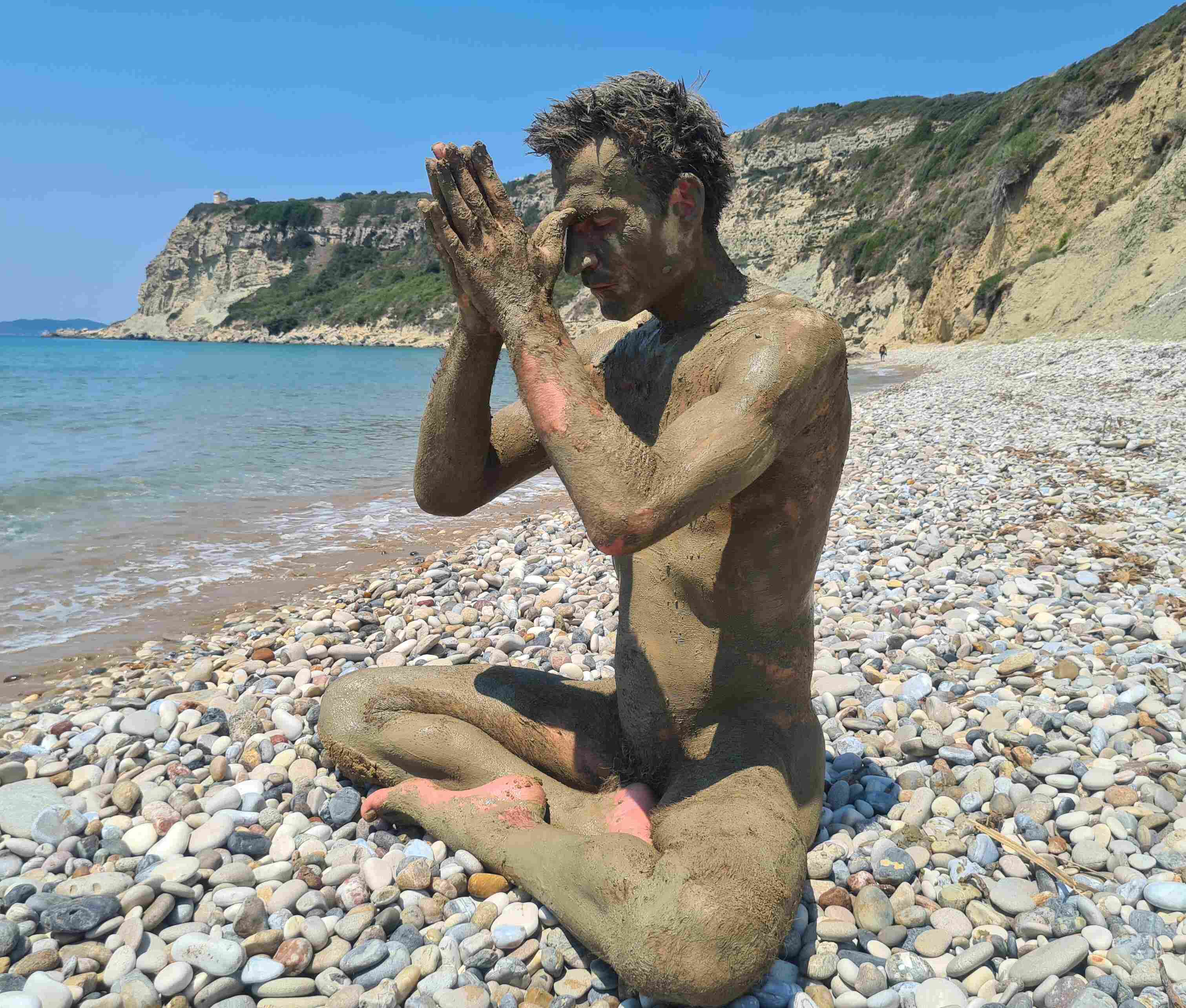 Nils in tantrischer Meditation am Strand von Korfu